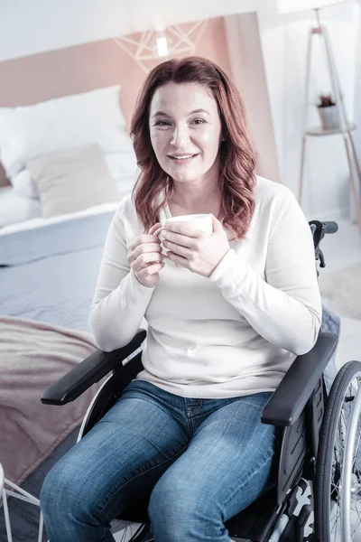 Relajada mujer inválida tomando un descanso para el té — Foto de Stock