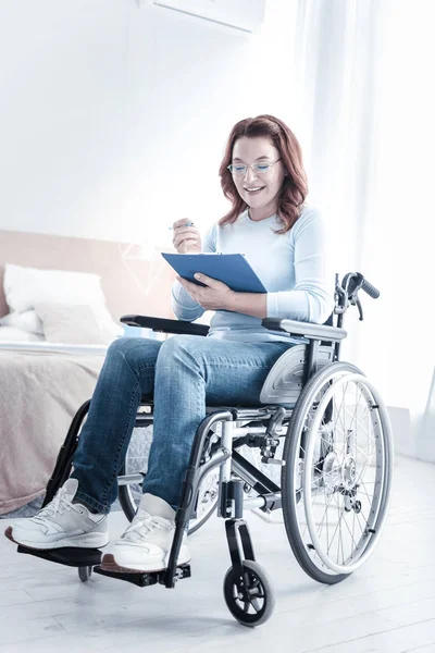 Feliz diferente capacitado notas de lectura femenina — Foto de Stock