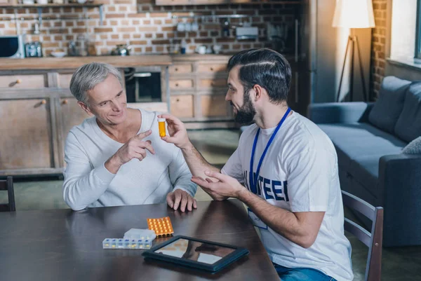 Homem inspirado anunciando novos medicamentos — Fotografia de Stock