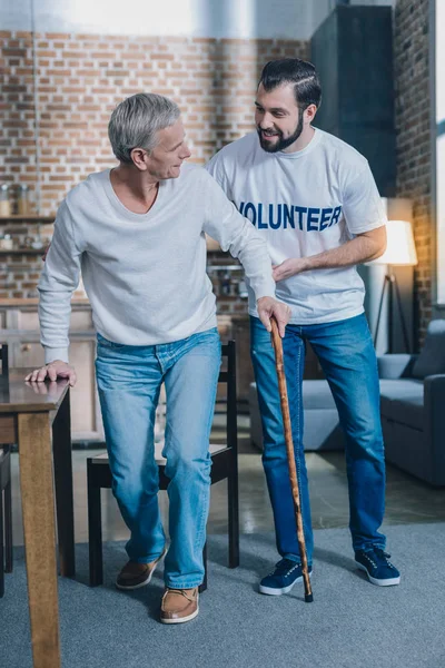 Добрый человек, помогающий пожилому человеку — стоковое фото