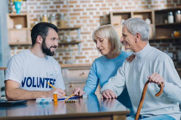 Überschwänglicher Mann spricht über neue Pillen — Stockfoto