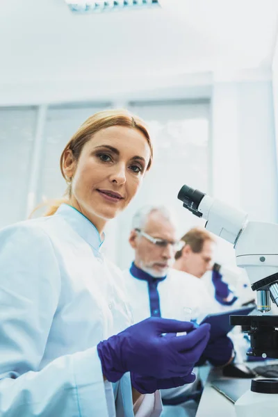 Assistente de laboratório sério a olhar para a câmara — Fotografia de Stock