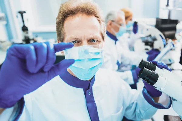 Persona maschile concentrata che lavora in laboratorio — Foto Stock