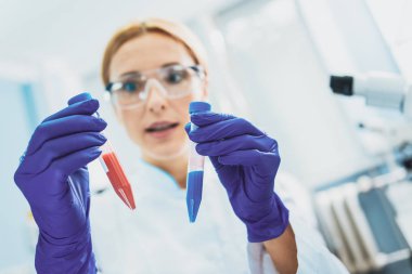 Gözleri kocaman açılmış tutmak sürpriz kadın kişi