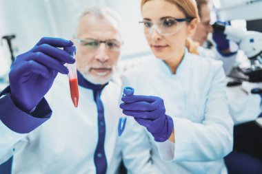 Bu holding reaktifler odaklı resmi için eller