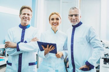 Doğruca kameraya bakan olumlu memnun kişiler