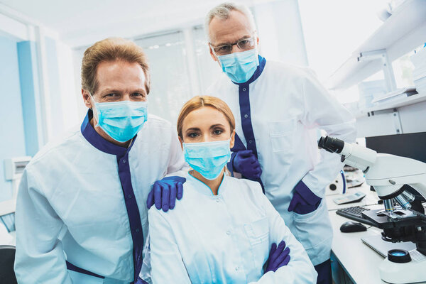 Группа ученых позирует перед камерой
