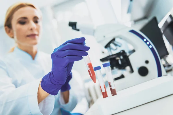 Persona femminile seria che lavora in laboratorio — Foto Stock