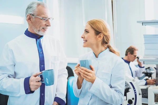 Blij gezondheidswerkers aangenaam gesprek — Stockfoto