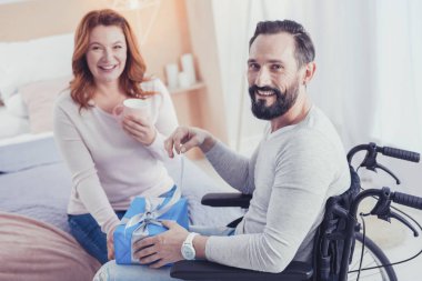 Engelli adam onun iş arkadaşından hediye alınırken etkilendim duygu