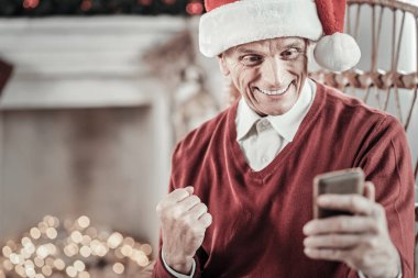 Duygularını gösterilen yakışıklı olgun adam