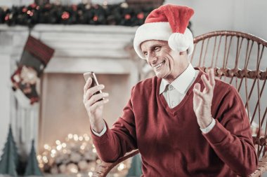 Memnun emekli konuşurken pozitif ifade