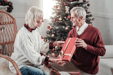 Memnun büyüleyici Olgun kadın