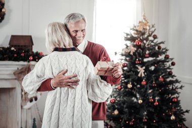 Olumlu memnun erkek kadını kucaklayan