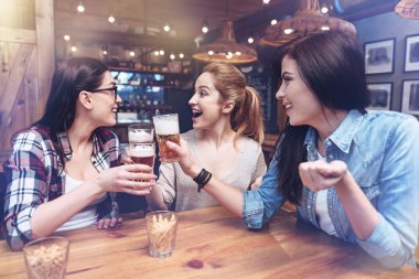 Birayla tezahürat neşeli güzel kadınlar