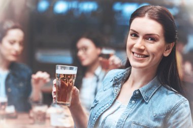 Bir bardak bira ile tutan neşeli çekici kadın