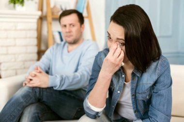 Uzak gözyaşlarını silerek üzgün ağlayan kadın