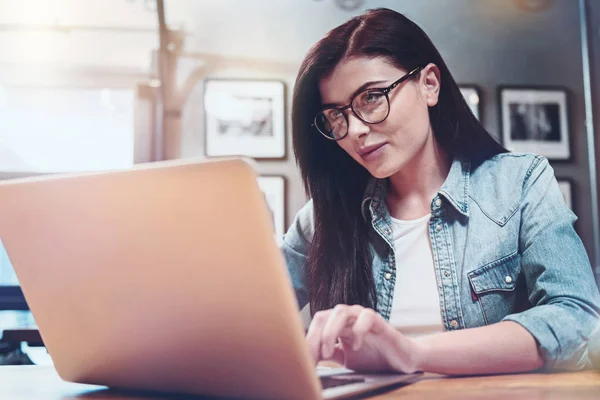 Aangename verheugd vrouw surfen op het Internet — Stockfoto