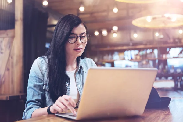 Mooie slimme vrouw die op laptop werkt — Stockfoto