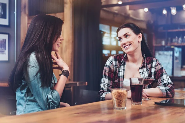 Alegres mulheres encantadas ter uma conversa — Fotografia de Stock