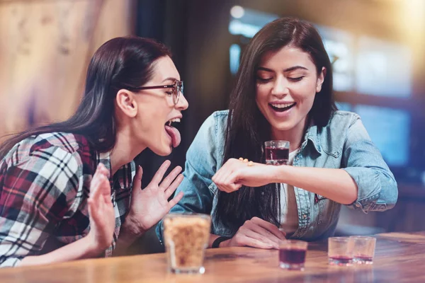 Mujeres alegres positivas disfrutando de su noche de viernes — Foto de Stock