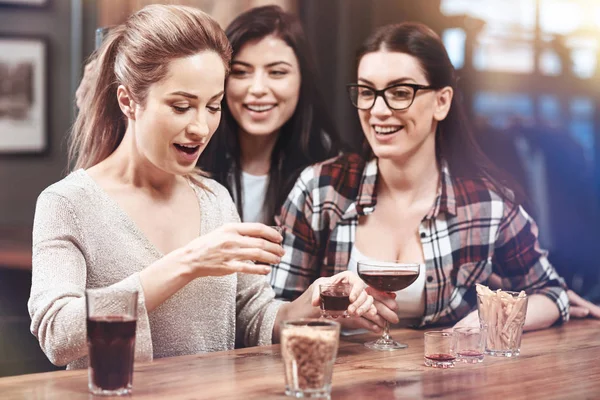 Glada unga kvinnor att vara i baren — Stockfoto