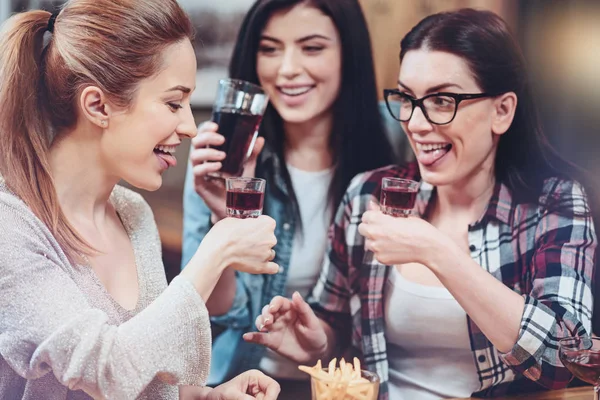 Encantadas mujeres agradables disfrutando de su noche fuera — Foto de Stock