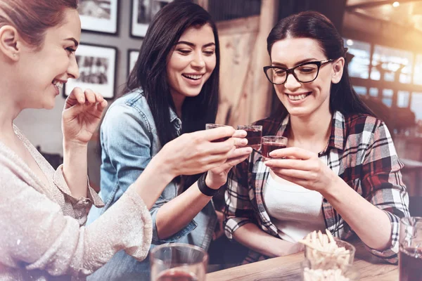 Mejores Amigos Encantadas Amigas Positivas Riendo Bebiendo Alcohol Mientras Nos — Foto de Stock