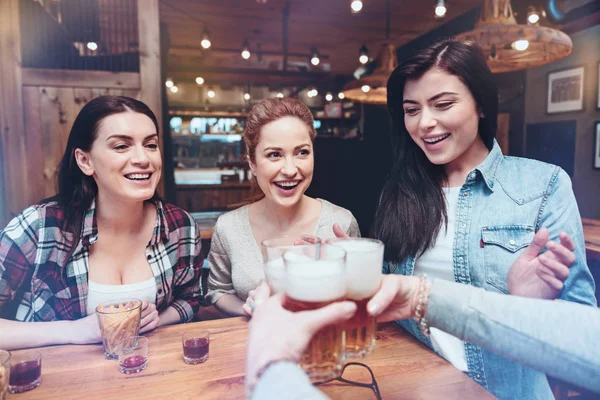 Positivo agradable mujeres pidiendo cerveza — Foto de Stock