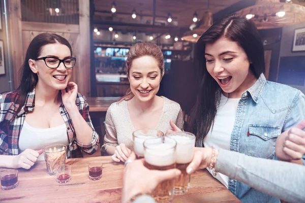 Heureuses femmes excitées regardant la bière — Photo