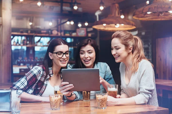 Mulheres positivas felizes olhando para a tela do tablet — Fotografia de Stock