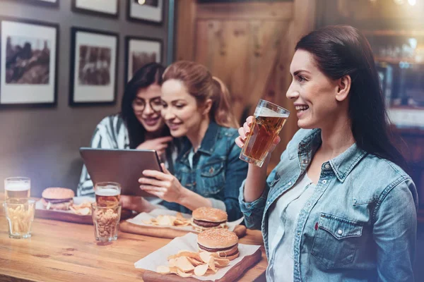 Mujer feliz positiva bebiendo cerveza — Foto de Stock