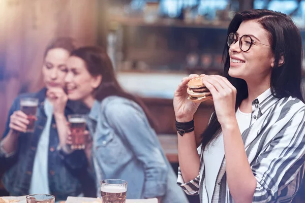 快乐高兴的女人拿着一个汉堡 — 图库照片