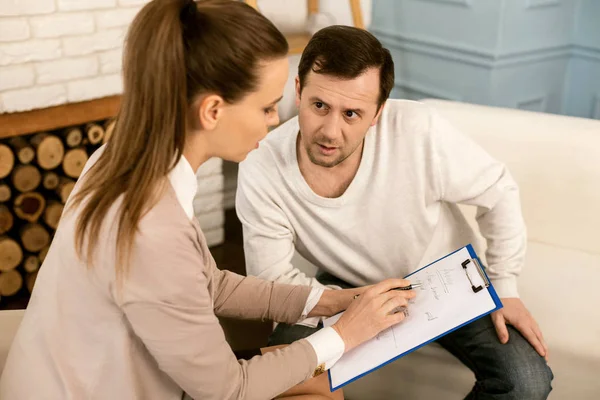 Paciente masculino infeliz mirando a su terapeuta — Foto de Stock