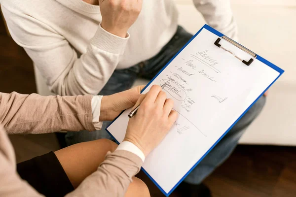 Smart professional psychologist putting a diagnosis — Stock Photo, Image