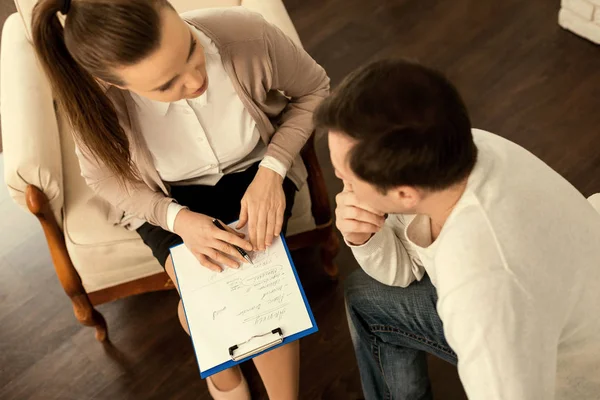 Professionele mooi therapeut interactie met haar patiënt — Stockfoto