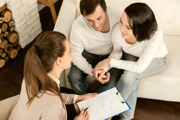 Freudig liebendes Paar, das seinem Therapeuten dankbar ist — Stockfoto