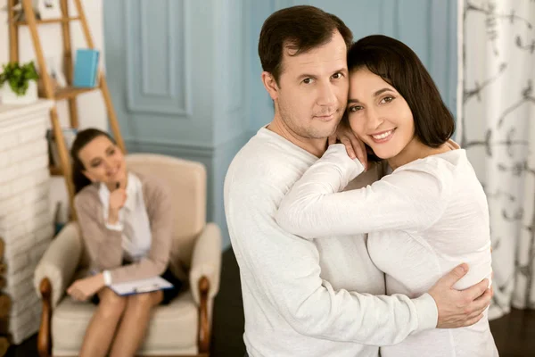 Schöner fürsorglicher Ehemann umarmt seine Frau — Stockfoto