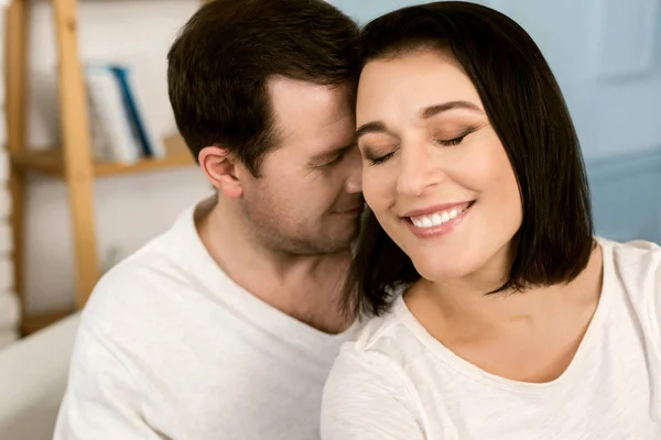 Alegre mujer encantada sentirse feliz —  Fotos de Stock