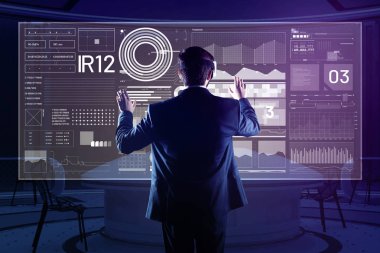 Sanal gerçeklik gözlük takan ve seyir bilgi akıllı adam