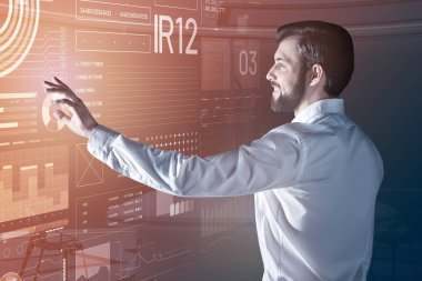 Mutlu programcı ekranın çalışma ve gülümseyen dokunmadan