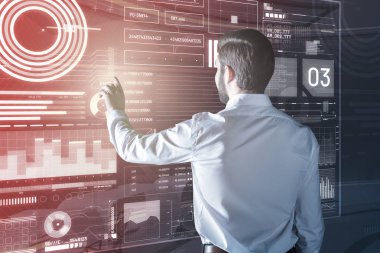 Ekranın önünde duran ve ona dokunmak dikkatli programcı