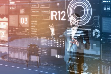 Şeffaf ekran dokunaklı ve çatık bilgi güvenlik analisti