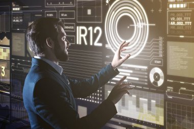 Onun ofisinde çalışırken gülümseyen Professional bu Yöneticisi