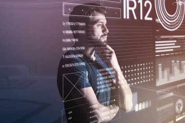 Düşünceli ekrana bakarak ve onun çene dokunmadan özenli programcısı
