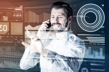 Neşeli programcı arkadaşıyla telefonda konuşurken gülümseyen