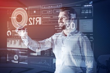 Şeffaf ekran dokunaklı ve gülümseyen profesyonel programcısı