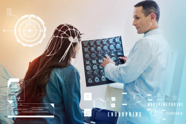 Junge Frau spricht nach EEG-Eingriff mit ihrem Arzt — Stockfoto