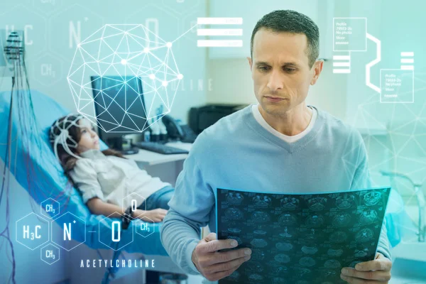 Arzt betrachtet die EEG-Ergebnisse und der Patient wartet auf dem Untersuchungsbett — Stockfoto