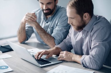 Profesyonel erkek birlikte ofiste çalışan konsantre